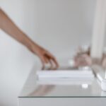 Een moderne woonkamer met slimme apparaten zoals een robotstofzuiger en slimme verlichting.